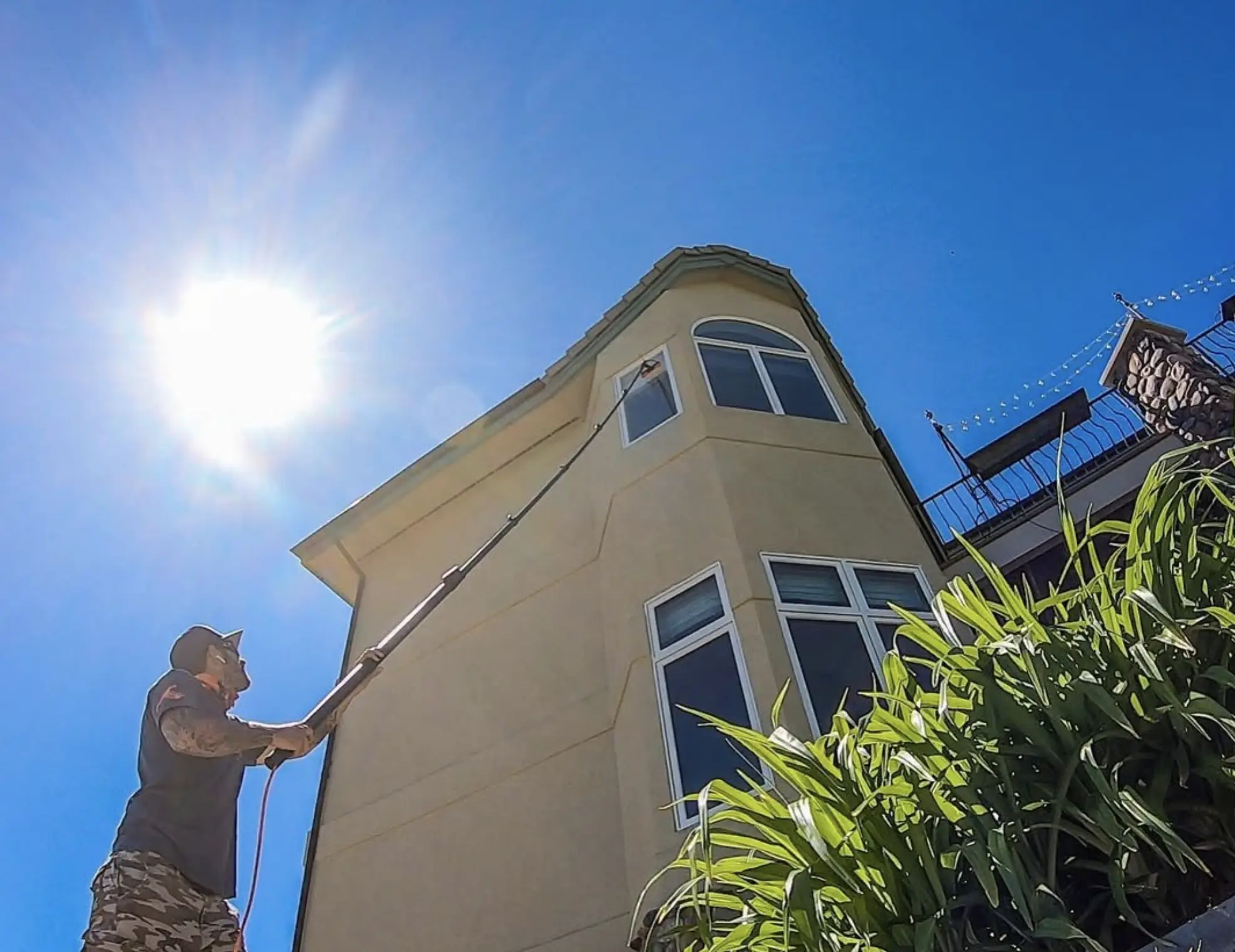 Vinegar window cleaning solution